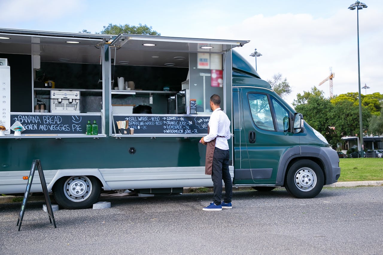 Hoe je in 2025 een winstgevende foodtruck start: budget, materiaal en marketingtrucs die werken